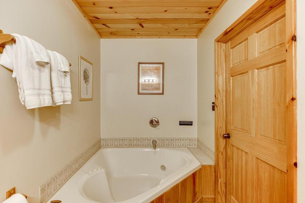 Cabin With Jacuzzi & Hydrotherapy Spanear Helen Cleveland Dış mekan fotoğraf